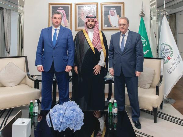 نائب وزير الدفاع يبحث المستجدات مع مبعوث الرئيس الروسي