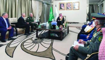 نائب وزير الدفاع يبحث المستجدات مع مبعوث الرئيس الروسي