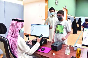 «لقاحات كورونا»..إقبال طلابي متزايد يبشر بعام دراسي آمن