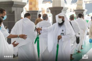 توزيع 3 آلاف مظلة في صحن المطاف بالحرم