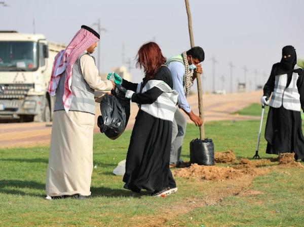 مشاركة فلبينية في زراعة الأشجار بـ«وادي فليج»