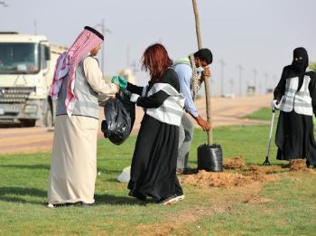 مشاركة فلبينية في زراعة الأشجار بـ«وادي فليج»