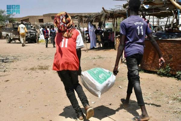 مركز الملك سلمان يدشن قافلة مساعدات للمتضررين شمال دارفور