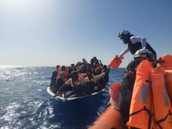 إيطاليا: إنقاذ 400 مهاجر من قارب جانح قبالة «صقلية»