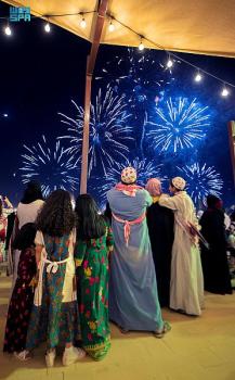 موسم الرياض.. الألعاب النارية تشكل لوحات جمالية في سماء العاصمة 