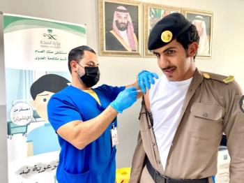 تطعيم منسوبي شرطة تاروت ضد «الإنفلونزا الموسمية»