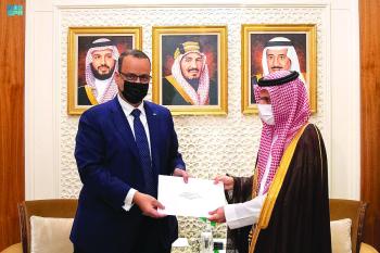 ولي العهد يتلقى رسالة خطية من الرئيس الموريتاني