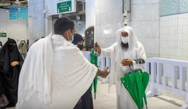 بالصور.. توزيع 8 آلاف مظلة على المعتمرين بالمسجد الحرام