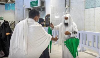 بالصور.. توزيع 8 آلاف مظلة على المعتمرين بالمسجد الحرام