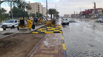 بالصور.. نزح مياه الأمطار من شوارع حفر الباطن