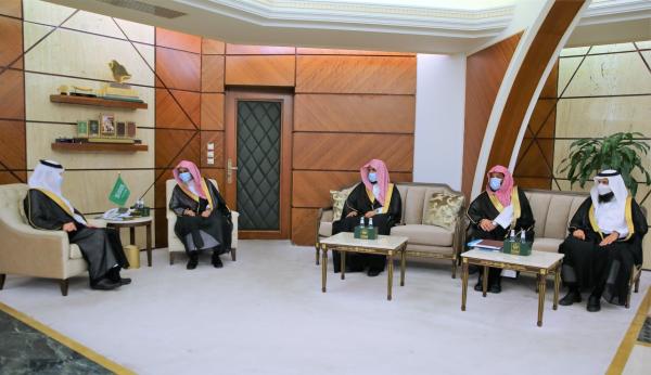 أمير الشرقية يطلع على منجزات هيئة الأمر بالمعروف بالشرقية