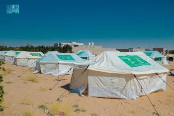 مركز الملك سلمان يوزع 400 خيمة وحقيبة إيواء للنازحين بمأرب