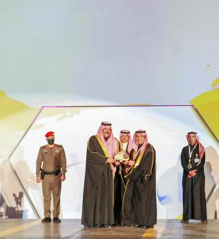 أمير منطقة حائل يكرم البنك العربي الوطني لرعايته رالي حائل الدولي 2021
