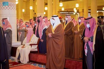  أمير الرياض بالنيابة يؤدي صلاة الميت على الأمير نهار بن سعود بن عبدالعزيز