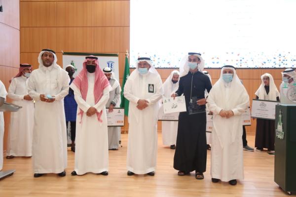 30 طالبا يتسلمون جوائز مسابقة «جامعة الملك عبدالعزيز للخط العربي»