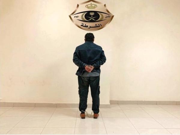 القبض على مقيم لنقله بمركبته مخالفتين لأمن الحدود