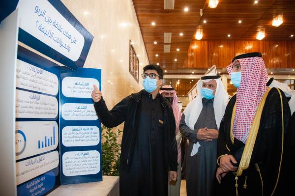 عرض تجارب علمية وأفكار إبداعية مميزة للطلاب بالبكيرية