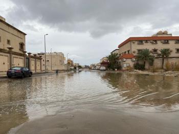 أمطار الشرقية.. مستنقعات بالأحياء وانسيابية بالطرق الرئيسية