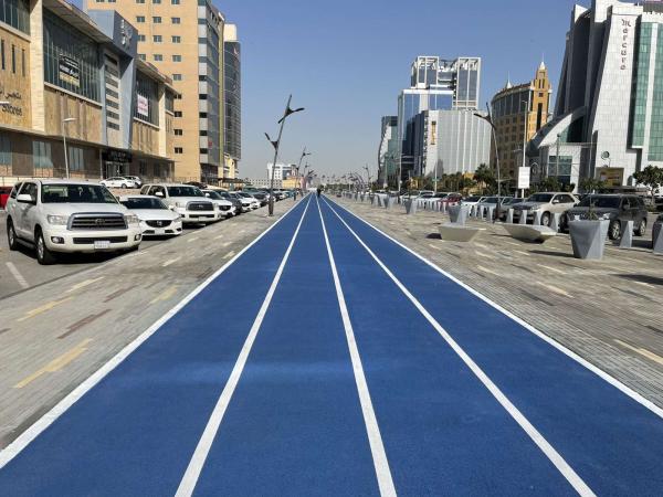 تأهيل المطاط بممشى شارع الأمير تركي في الخبر