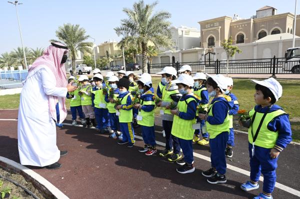 زراعة 1500 زهرة بممشى «تلال الدوحة»