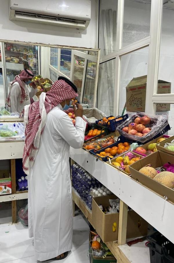 إغلاق 3 محال مخالفة للاشتراطات الصحية بجازان