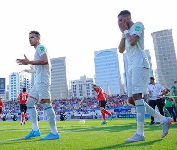 "فيفا" يخطر الهلال بايقاف كنو وبيريرا