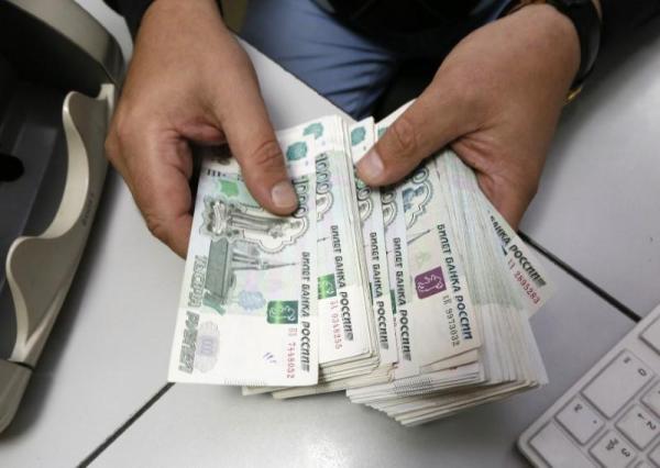 الروبل يتهاوى لأدنى مستوياته مع تكثيف العقوبات على روسيا