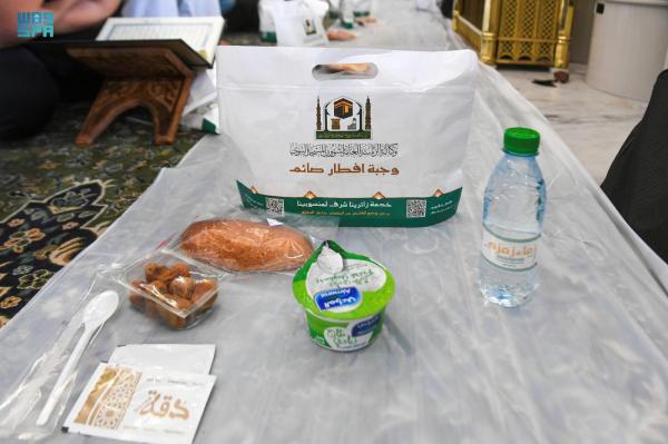 «موائد الإفطار».. تجمع روحاني يومي للصائمين في ساحات الحرمين