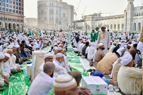 «موائد الإفطار».. تجمع روحاني يومي للصائمين في ساحات الحرمين