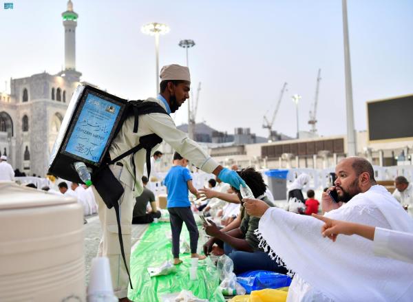 «موائد الإفطار».. تجمع روحاني يومي للصائمين في ساحات الحرمين