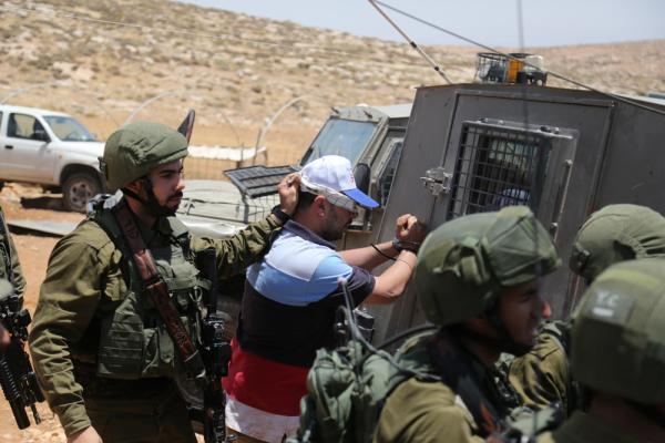  قوات الاحتلال الإسرائيلي تعتقل 3 فلسطينيين من نابلس
