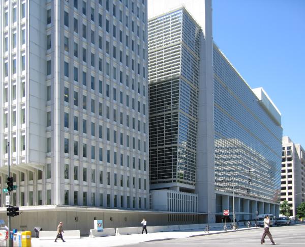 البنك الدولي يخفض توقعاته للنمو العالمي إلى 3.2 %