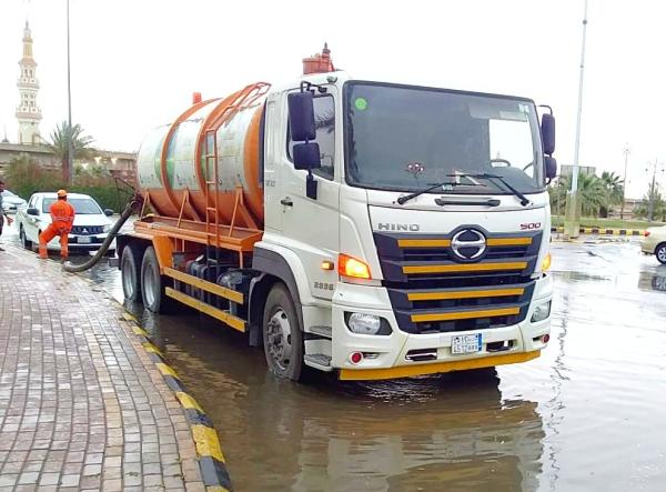 بالصور.. تدخل سريع لمواجهة الحالة المطرية بعرعر