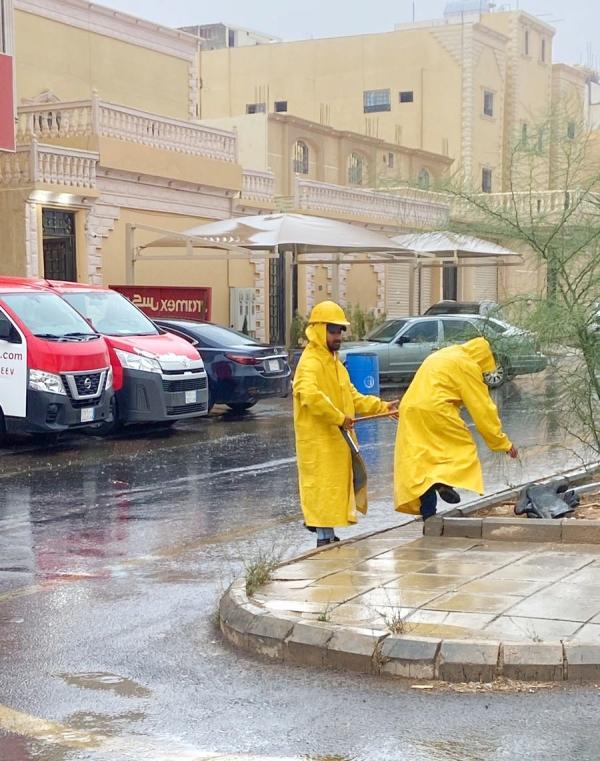 بالصور.. تدخل سريع لمواجهة الحالة المطرية بعرعر