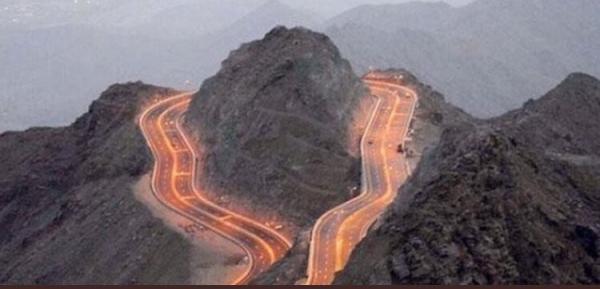 بعد إغلاقه مؤقتًا.. إعادة فتح طريق الهدا في كلا الاتجاهين