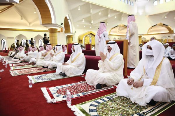 .. ويؤدي صلاة العيد مع جموع المصلين بالخبر