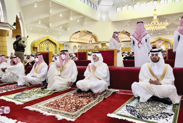 .. ويؤدي صلاة العيد مع جموع المصلين بالخبر