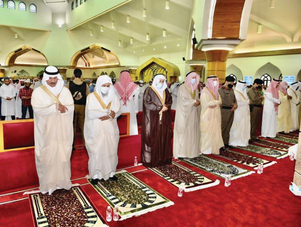 .. ويؤدي صلاة العيد مع جموع المصلين بالخبر
