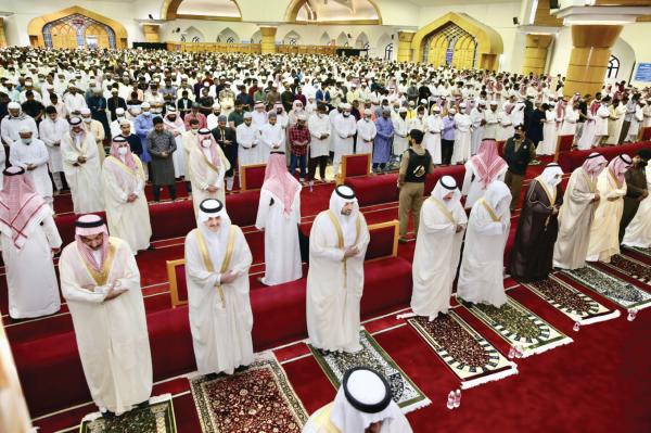 .. ويؤدي صلاة العيد مع جموع المصلين بالخبر
