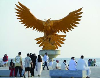 «الصقر الذهبي» مجسم فني فريد في «جدة آرت بروميناد»