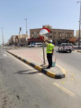 صيانة اللوحات الإرشادية بطرق وشوارع الجبيل