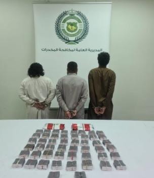 ضبط مقيمَيْن ومخالف بحوزتهم 20 ألف قرص طبي و2 كجم حشيش