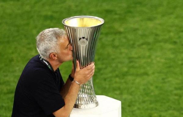 إنجاز استثنائي لمورينيو في تتويج روما بدوري المؤتمر