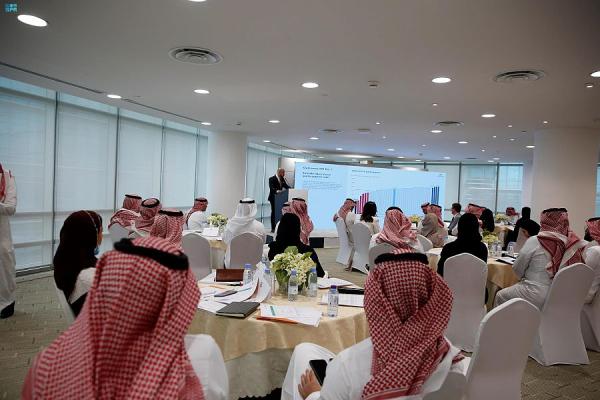 «الموارد البشرية» تناقش سبل تمكين المرأة في سوق العمل