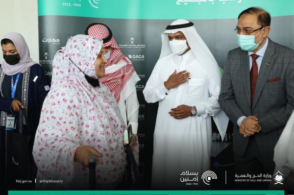 بالصور.. مطار جدة يستقبل 410 حاجاً قادماً من بنغلاديش