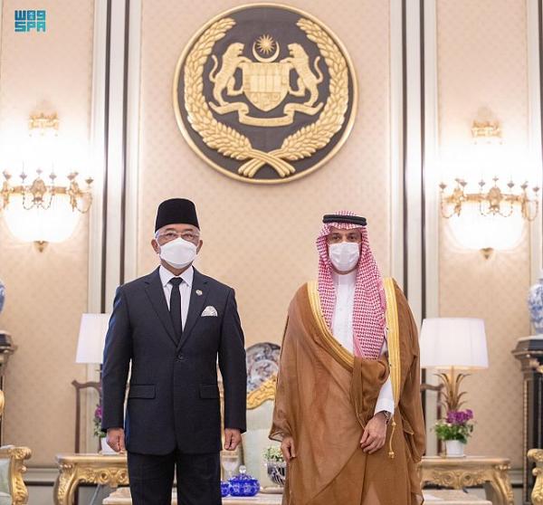 ملك ماليزيا يستعرض العلاقات الثنائية مع وزير الخارجية