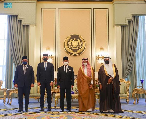 ملك ماليزيا يستعرض العلاقات الثنائية مع وزير الخارجية