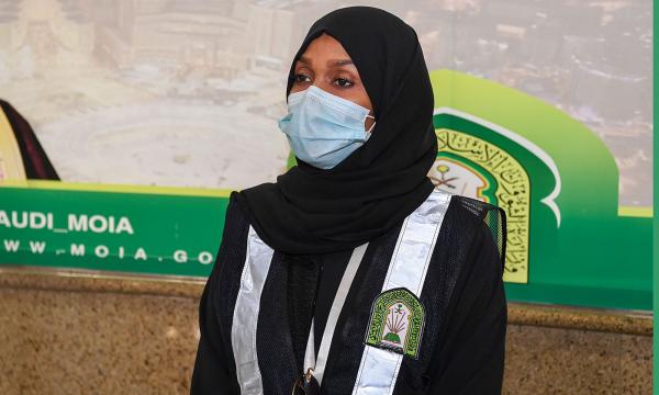 «الشؤون الإسلامية» تستقبل الحجاج بالورود ومياه زمزم