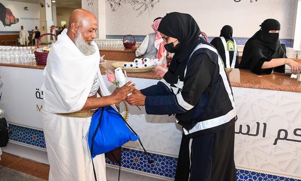 «الشؤون الإسلامية» تستقبل الحجاج بالورود ومياه زمزم