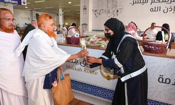 «الشؤون الإسلامية» تستقبل الحجاج بالورود ومياه زمزم